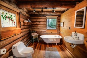 Badezimmer mit Holz Verkleidung